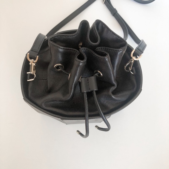 [Henri Bendel] Drawstring Bucket Bag - Picture 4 of 5